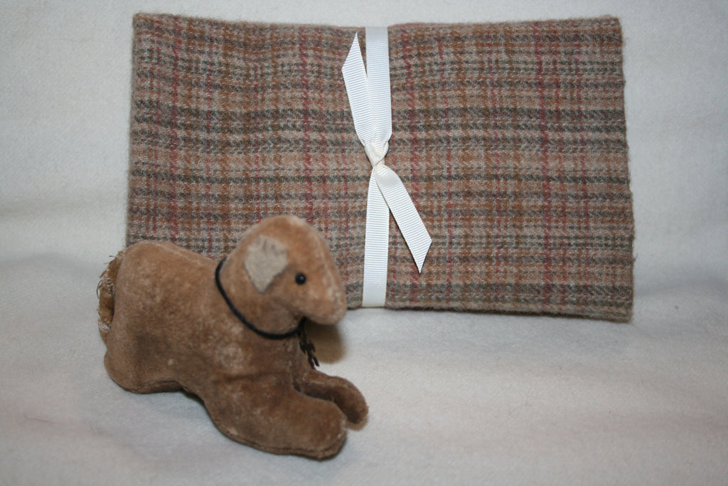 Fat Eighth Mill-dyed Wool Bundle - Contains 2 Coordinating Fat Eighths of Wool